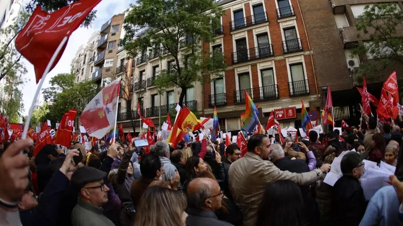 Simpatizantes del PSOE se concentran en los alrededores de la sede socialista de Ferraz para mostrar su apoyo al presidente del Gobierno, Pedro Sánchez, en el marco de la celebración de un Comité Federal del partido
