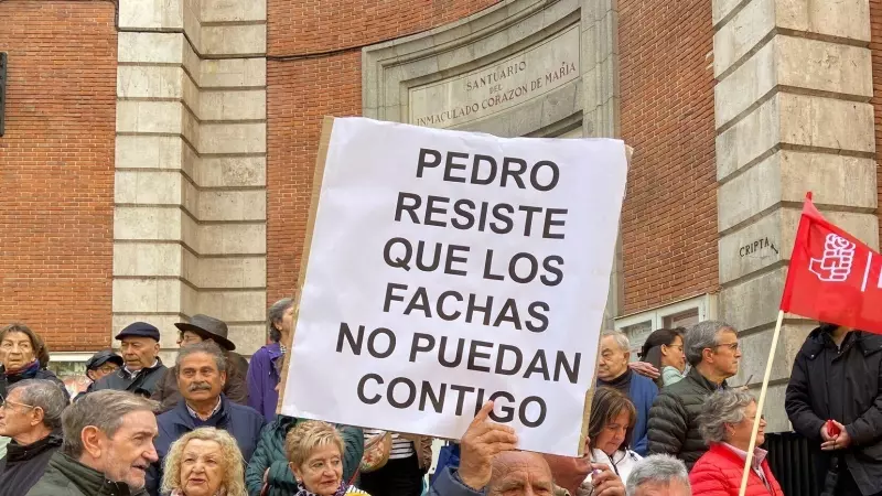 Un hombre con una pancarta en apoyo a Sánchez