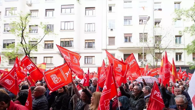 personas durante una concentración en la calle de Ferraz en apoyo al presidente del Gobierno, Pedro Sánchez, en la sede del PSOE, a 27 de abril de 2024, en Madrid