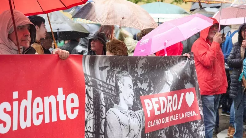 Varias personas durante una concentración en la calle de Ferraz en apoyo al presidente del Gobierno, Pedro Sánchez