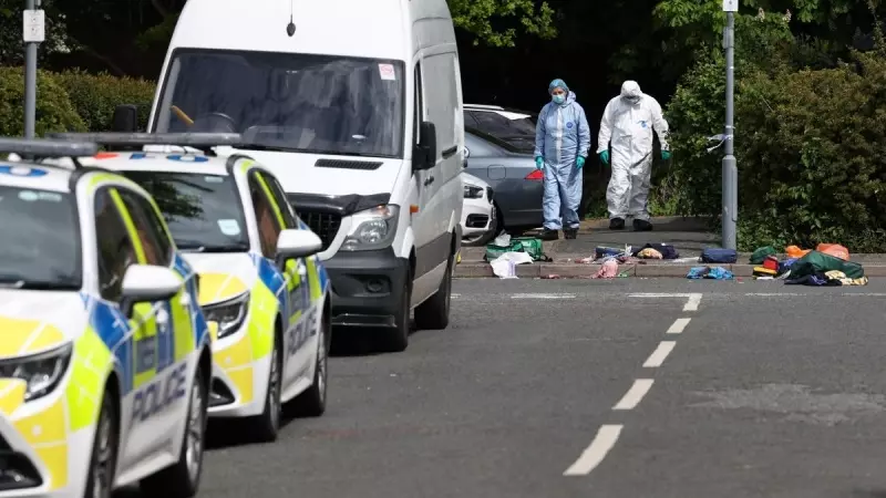 La Policía londinense examina el lugar donde ha tenido lugar el ataque de un hombre con una espada a cuatro personas heridas y un niño de 13 años fallecido, a 30 de abril de 2024.