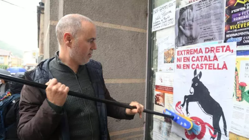 El cap de llista per Girona de Comuns Sumar, Eloi Badia, enganxa un cartell contra l'extrema dreta a Ripoll.