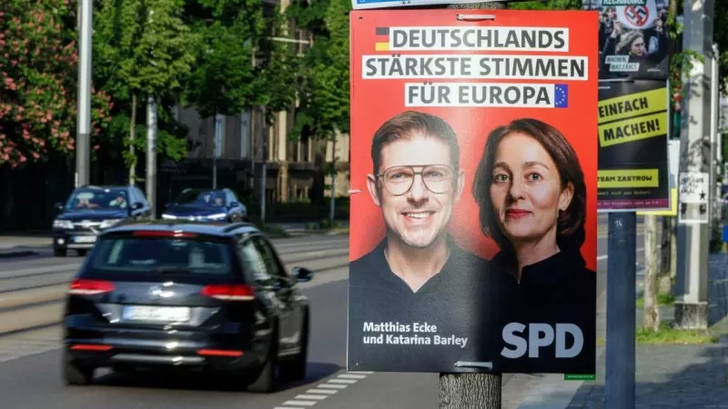 Un cartel electoral que muestra a los candidatos principales del Partido Socialdemócrata de Alemania (SPD), Matthias Ecke y Katarina Barley, para las próximas elecciones al Parlamento Europeo.