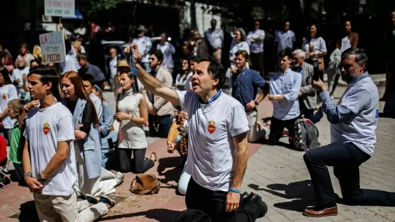 Varias personas se arrodillan y rezan durante una marcha antiabortista desde Plaza de Cuzco hasta la clínica Dator, a 7 de mayo de 2022, en Madrid (España).