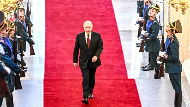 El presidente ruso Vladimir Putin llega para asistir a su ceremonia de toma de posesión como presidente de la Federación Rusa en el Kremlin.