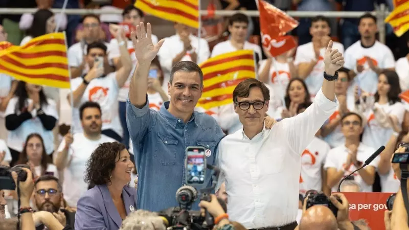 El presidente del Gobierno Pedro Sánchez (i) y el candidato del PSC Salvador Illa (d) durante un mitin del PSC, en Pavelló Vall d’Hebron, a 10 de mayo de 2024, en Barcelona