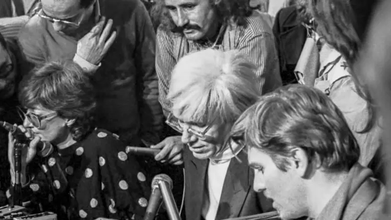 Rueda de prensa de Andy Warhol, junto a Christopher Makos, en la Galería Fernando Vijande de Madrid.