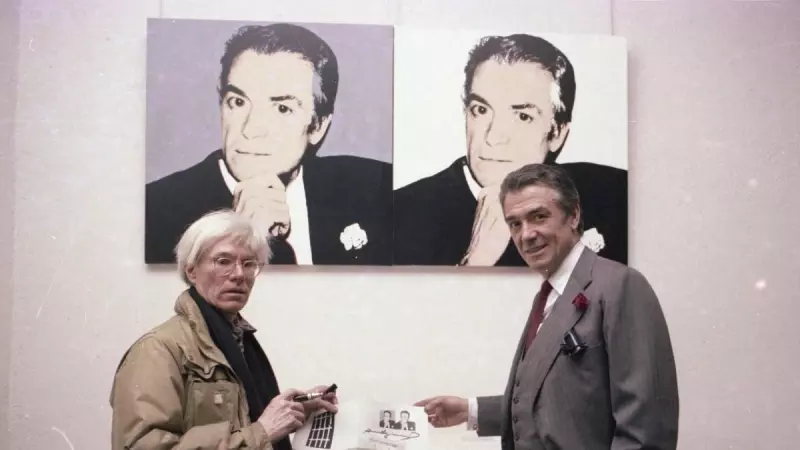 Andy Warhol y Fernando Vijande, ante su retrato díptico, en Madrid.