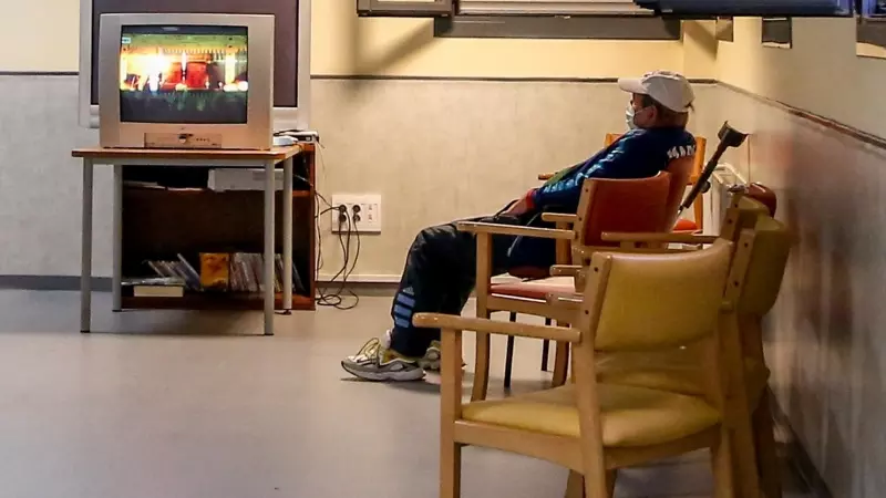 Un señor ve la de televisión en una sala dispuesta para sintecho en el centro Pinar de San José, uno de los centros habilitados por el SAMUR Social para la Campaña del Frío 2020, en Madrid (España), a 17 de diciembre de 2020.