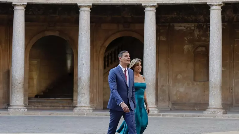 El presidente del Gobierno , Pedro Sánchez, junto a su mujer, Begoña Gómez, a su llegada al Palacio de Carlos V en Granada en octubre de 2023.