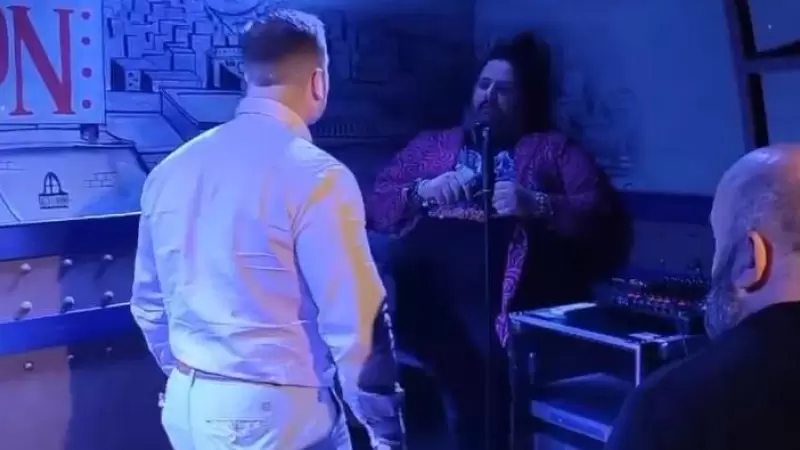 El neonazi Alberto 'Pugilato' le propina una paliza al cómico Jaime Caravaca durante una actuación.