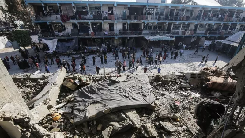 Las consecuencias de un ataque israelí sobre una escuela que alojaba a palestinos desplazados, en Deir el-Balah, a 6 de junio de 2024.