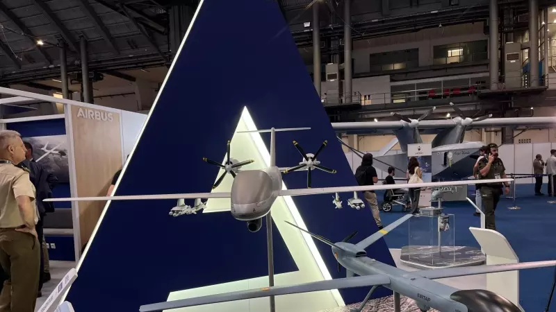 Maqueta de los drones Sirtap y Euromale en el stand de Airbus en UNVEX.