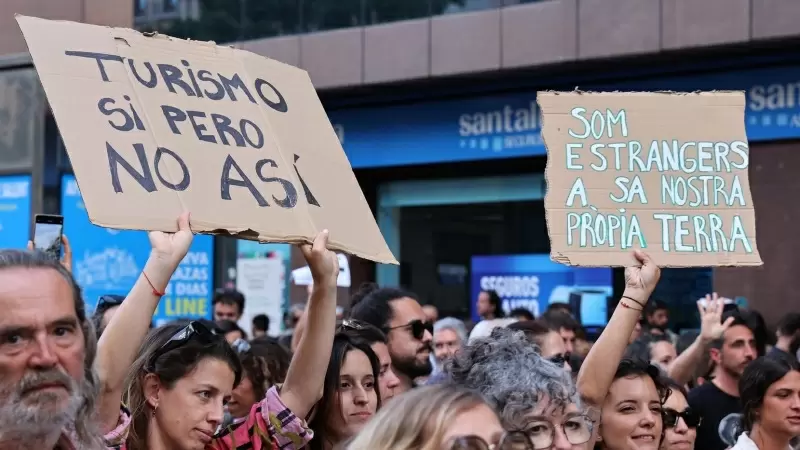 Decenas de personas durante una manifestación contra la masificación turística y por la vivienda digna, entre el Parc de ses Estacions y la plaza de España, a 25 de mayo de 2024, en Palma de Mallorca (España).