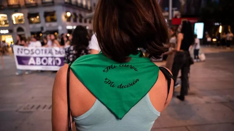 Una mujer lleva un pañuelo a favor del aborto legal en una manifestación por el derecho a decidir, a 28 de septiembre de 2023.