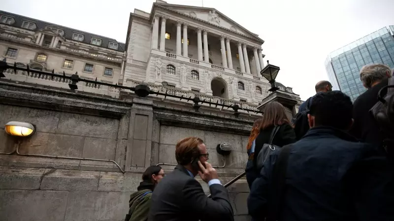 Varias personas salen a la calle por la boca del metro de Londres junto a la sede del Banco de Inglaterra, en la City. REUTERS/Peter Nicholls