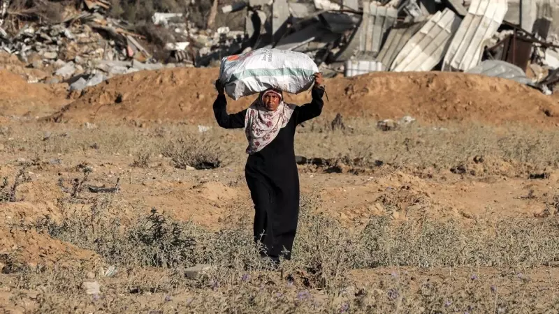 Una muejr palestina carga un saco con sus pertenencias después de los ataques israelíes, en Khan Younis, a 2 de julio de 2024.