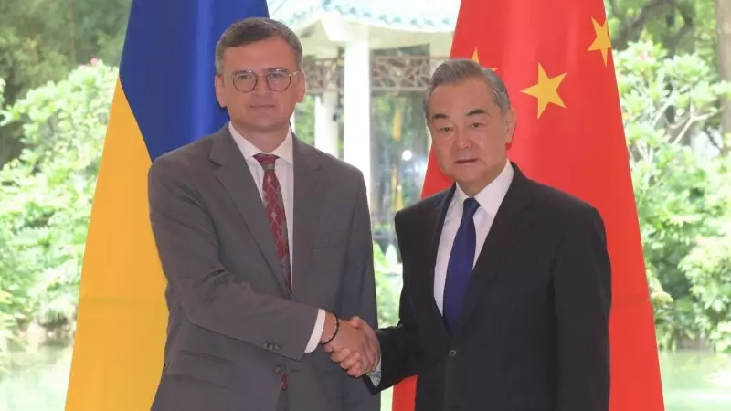 El ministro de Exterior chino, Wang Yi, junto a su homónimo ruso, Dmytro Kuleba, en su encuentro celebrado este miércoles en Guangzhou, al sur de China.