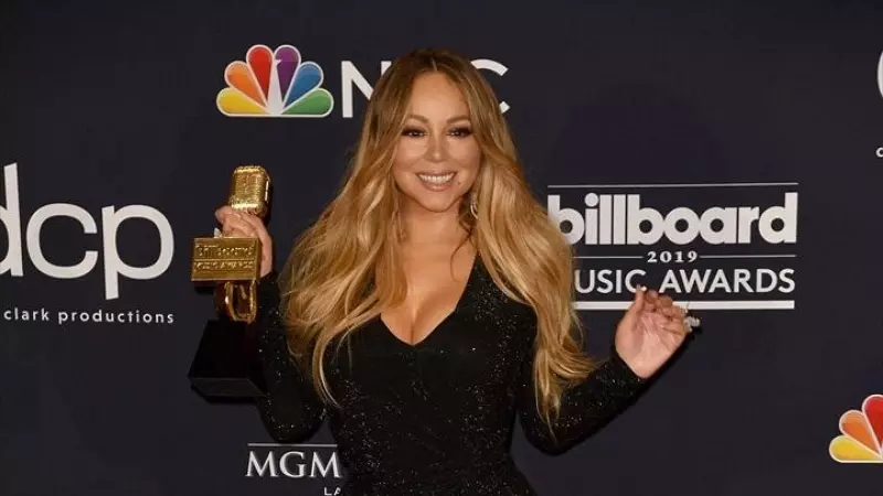 Imagen de archivo de Mariah Carey posando con su premio Icon durante la gala Billboard de 2019.