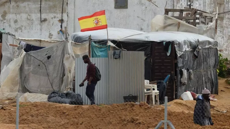 Imagen de archivo de varios jornaleros en un asentamiento de chabolas en Lepe, Huelva.