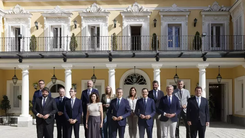 El líder del PP, Alberto Núñez Feijóo (c), posa para una foto de familia con los presidentes autonómicos de su partido, a 6 de septiembre, en el Palacete de los Duques de Pastrana, en Madrid.