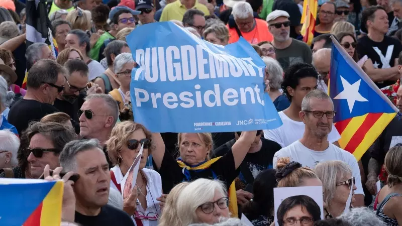 08/09/2024 Decenas de personas en la concentración para recibir al expresident de la Generalitat Carles Puigdemont. Foto de archivo.