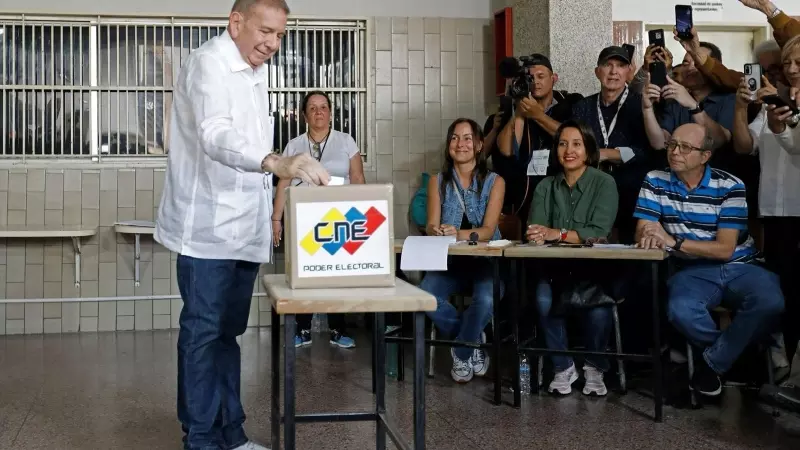 Edmundo González vota en las pasadas elecciones.