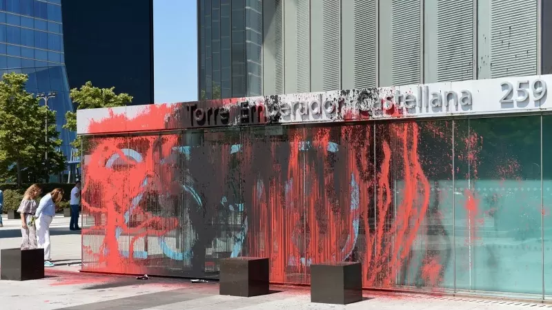 08/10/2024 | Pintadas realizadas con tintes rojo y negro por activistas de Futuro Vegetal en el edificio donde se encuentra la embajada del Reino Unido en España, a 15 de junio de 2023, en Madrid (España).