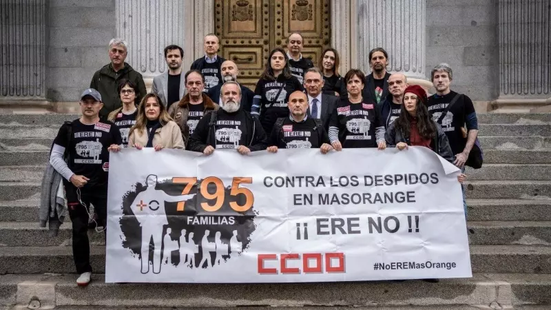 Trabajadores de MasOrange, en el Congreso después de un encuentro con diputados de Sumar, Podemos, BNG y Bildu.