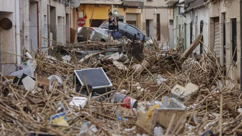 Vista de una calle afectada en Paiporta, tras las fuertes lluvias causadas por la DANA, este miércoles.