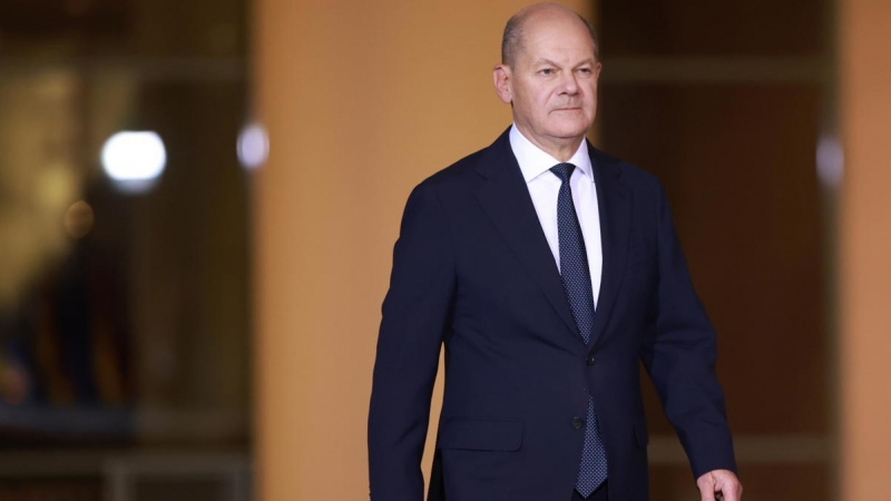 El canciller alemán Olaf Scholz llega a una conferencia de prensa en la Cancillería de Berlín, Alemania, a 6 de noviembre de 2024.