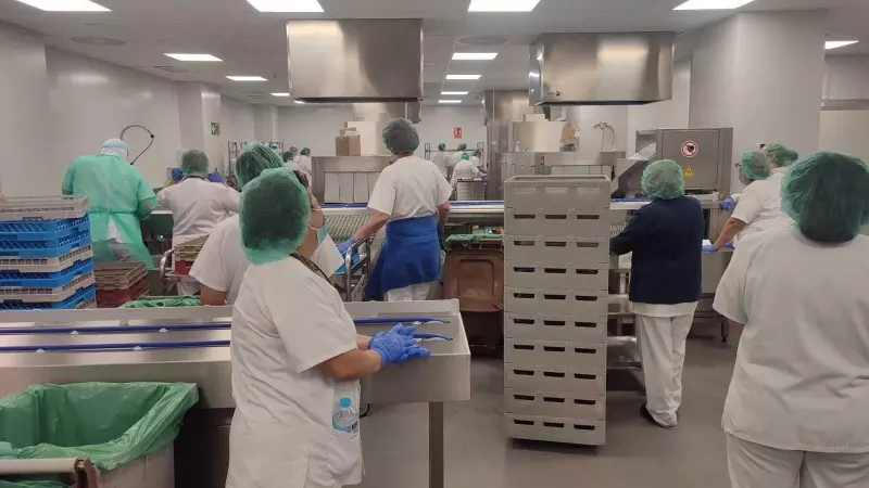 Trabajadoras en la cocina del nuevo Hospital Universitario 12 de Octubre, a 27 de noviembre de 2024.