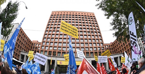 29/10/2020.- Vista de la manifestación en frente de las puertas del Ministerio de Sanidad en Madrid este jueves convocada por la Central Sindical Independiente de Funcionarios (CSIF) por una sanidad pública que dignifique a los profesionales sanitarios. E