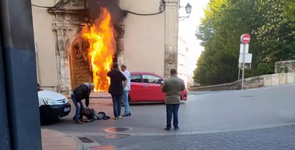 Incendian la puerta de la iglesia de un convento de clausura en Cuenca y un polémico cura lo compara con el 'terror rojo'