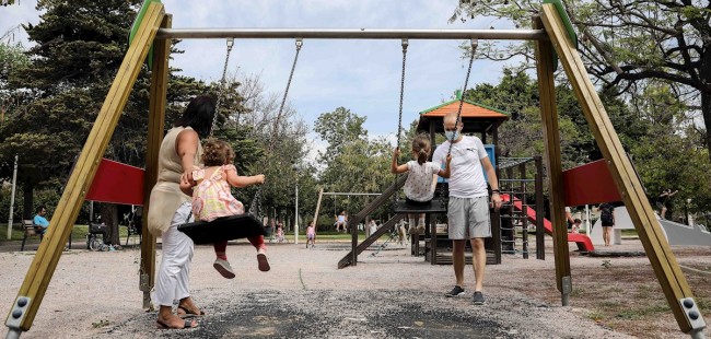 Varios niños juegan en un parque infantil este martes en Valencia, reabiertos desde ayer lunes cuando la Comunitat Valenciana entro en Fase 3. EFE/Ana Escobar