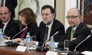 El presidente del Gobierno, Mariano Rajoy, con la vicepresidenta Soraya Sáenz de Santamaría y los ministros Luis de Guindos y Cristóbal Montoro. EFE