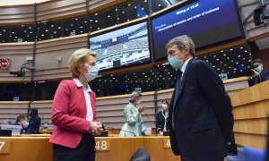 La presidenta de la Comisión Europea, Ursula von der Leyen, conversa con el presidente del Parlamento Europeo, David Sassoli, ambos con mascarillas, en el Pleno extraordinario de la Eurocámara sobre el plan anticrisis del Ejecutivo comunitario. E.P
