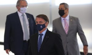 EL presidente Jair Bolsonaro con Paulo Guedes (izq), ministro de economía, y el general Braga Netto, nuevo ministro de defensa, en un reciente acto del Gobierno brasileño. FÁBIO RODRIGUES POZZEBOM/ AGÊNCIA BRASIL. 19MAR21.