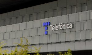 El nuevo logo de Telefónica, en su sede en la zona norte de Madrid. E.P.