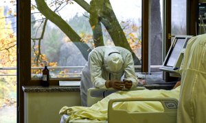 Un miembro del personal médico descansa junto a un paciente infectado de covid en la unidad de cuidados intensivos del Hospital Lozenets, en Sofía, el 9 de noviembre de 2021.