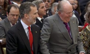 El rey Felipe y su padre, el rey Juan Carlos, momentos antes de asistir a la ceremonia de entrega de los Premios Nacionales del Deporte 2017 que ha tenido lugar hoy en el Palacio de El Pardo. Imagen de enero de 2019