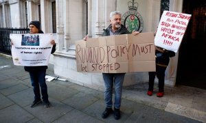 Manifestantes sostienen pancartas frente a la Corte Suprema, el día en que dicta su fallo sobre si el gobierno puede seguir adelante con su plan de deportar inmigrantes a Ruanda, en Londres, Gran Bretaña, el 15 de noviembre de 2023. Peter Nicholls / REUTE