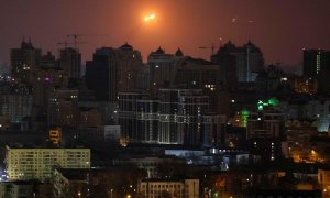 Una explosión de un misil se ve en el cielo sobre la ciudad de Kiev (Ucrania)durante un ataque con misiles rusos, en medio del ataque de Rusia a Ucrania, el 24 de marzo 2024.