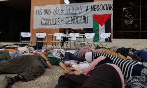 Un grupo de alumnos universitarios realizan una performance en apoyo a Palestina en la Universidad Complutense de Madrid, a 21 de mayo de 2024.