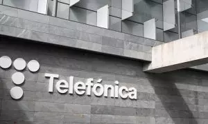 el logo de Telefónica en su sede corporativa en la zona norte de Madrid.