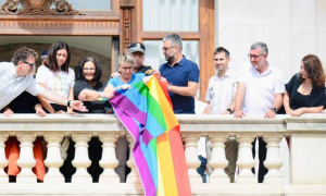 Momento en el que Compromís intenta colgar una bandera LGTBI+ en el balcón del Ayuntamiento de València y la Policía la quita.