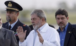 El presidente brasileño, Luiz Inacio Lula da Silva (c), es fotografiado a su llegada al aeropuerto de Ciampino en Roma, Italia, el sábado 31 de mayo. Lula da Silva se encuentra en Roma para asistir a la conferencia de la FAO, que se celebrará del 3 al 5 d