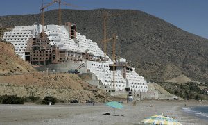 Imagen del hotel El Algarrobico en el Cabo de Gata, Almería. - EFE