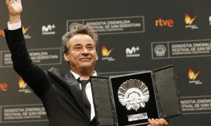 El actor Eduard Fernández, tras recibir la Concha de Plata a 'Mejor actor' por su trabajo en 'El hombre de las mil caras', durante la jornada de clausura del 64º Festival de Cine de San Sebastián, celebrada esta noche en el Auditorio Kursaal de la capital