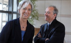 Foto de junio de 2010 de la entonces ministra de Economía francesa, y ahora diretora gerente del FMI, Christine Lagarde, con el que fuera su jefe de gabinete, y en ese momento director general de France Télécom, Stéphane Richard. AFP/Eric Piermont